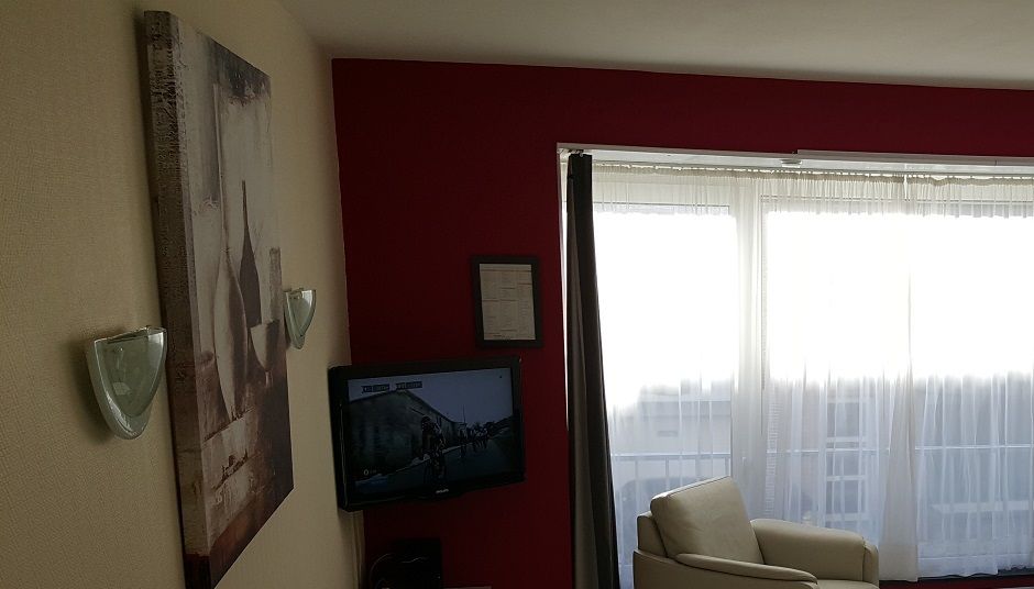 Remarquablement équipé multimédia, l'appartement, relooké en 2018, est spacieux, orienté plein sud et situé à 50 mètres de la digue. 
